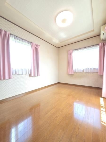 八街市富山の中古一戸建の洋室画像