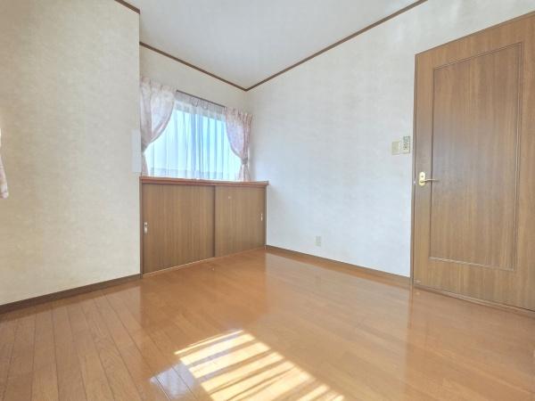 八街市富山の中古一戸建の洋室画像