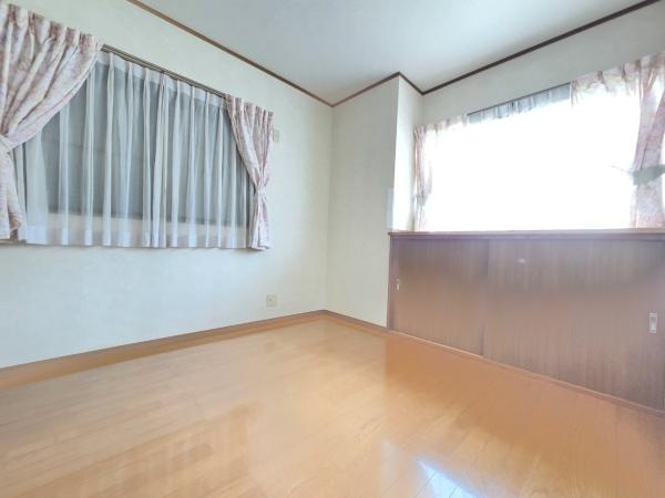 八街市富山の中古一戸建の洋室画像