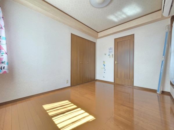 八街市富山の中古一戸建の洋室画像