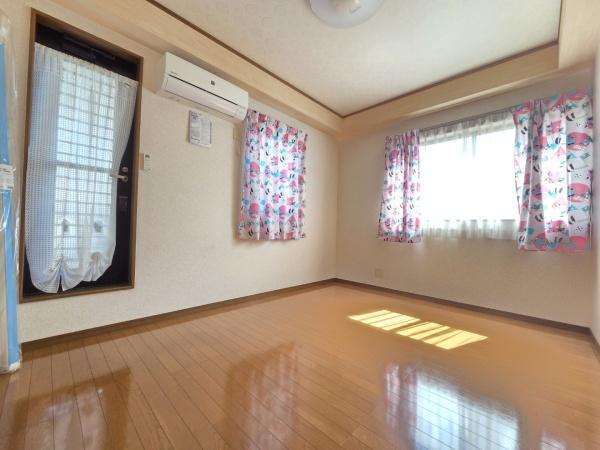 八街市富山の中古一戸建の洋室画像