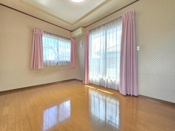 八街市富山の中古一戸建の洋室画像
