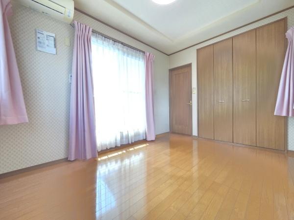 八街市富山の中古一戸建の洋室画像