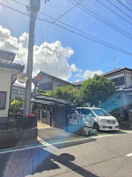 八街市富山の中古一戸建の前面道路含む現地写真画像