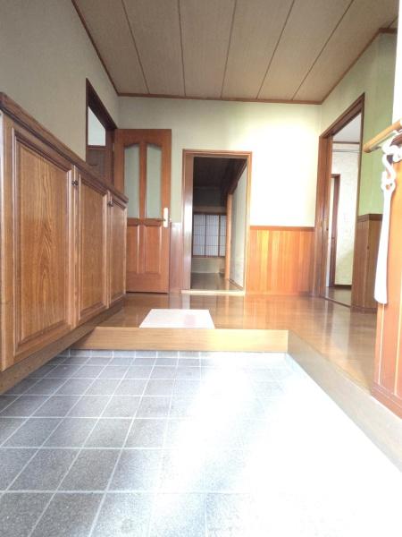 八街市富山の中古一戸建の玄関画像