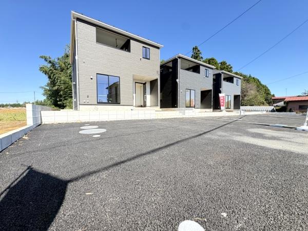 八街市榎戸 第1 全3棟 1号棟の駐車場画像