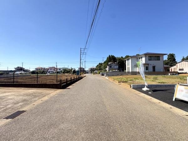 八街市榎戸 第1 全3棟 1号棟の前面道路含む現地写真画像