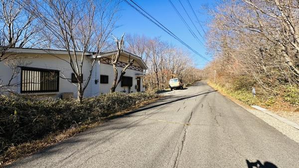 那須町高久乙　中古別荘の前面道路含む現地写真画像