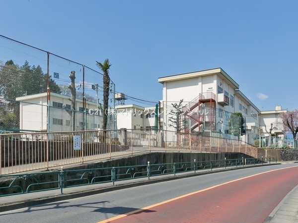 八王子市川口町　平屋建ての小学校画像