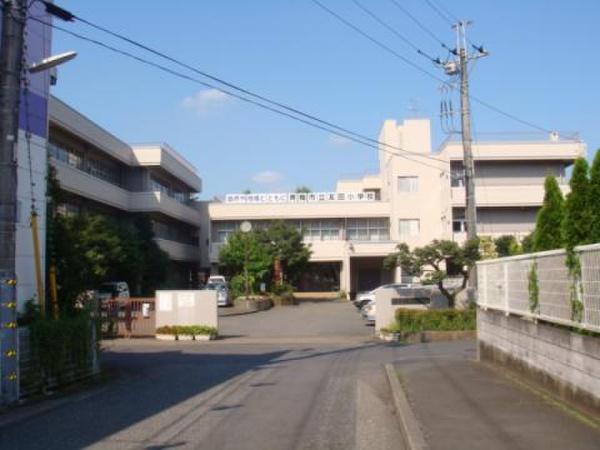 青梅市友田町　中古戸建の小学校画像