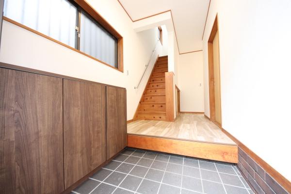 青梅市友田町　中古戸建の玄関画像
