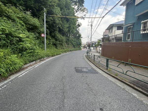 八王子市久保山町　中古戸建の前面道路含む現地写真画像