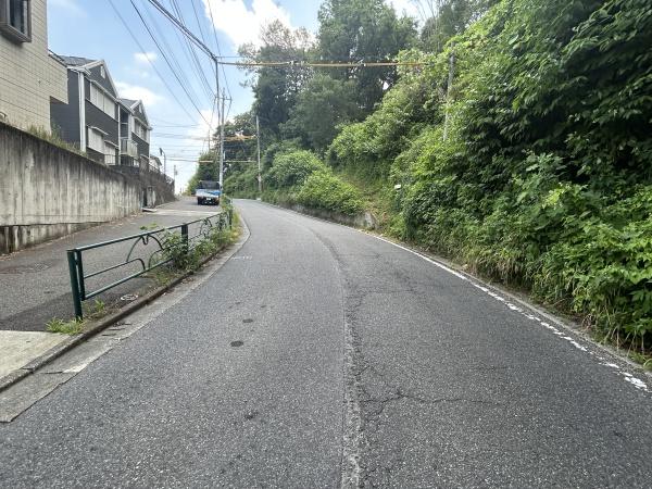 八王子市久保山町　中古戸建の前面道路含む現地写真画像