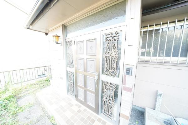 八王子市初沢町　中古戸建の玄関画像