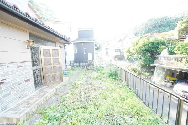 八王子市初沢町　中古戸建の庭画像