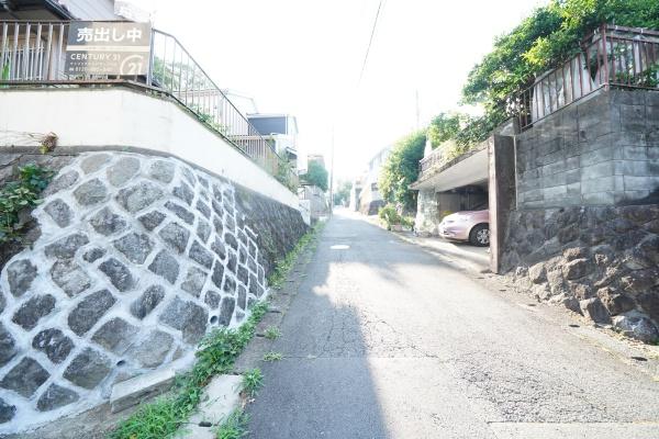 八王子市初沢町　中古戸建の前面道路含む現地写真画像