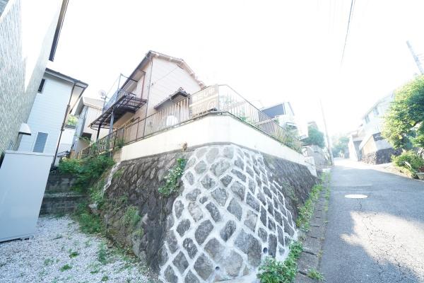 八王子市初沢町　中古戸建の前面道路含む現地写真画像