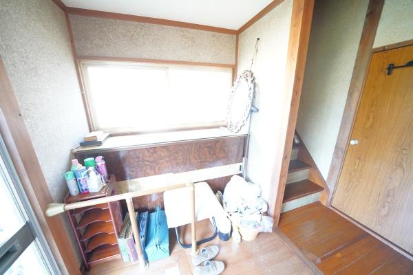 八王子市初沢町　中古戸建の玄関画像