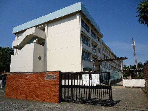 日野市新町　中古戸建の中学校画像
