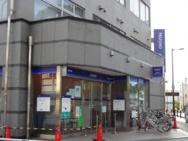 日野市新町　中古戸建の銀行画像
