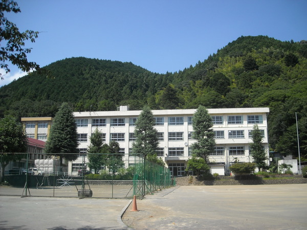 八王子市西寺方町　土地の中学校画像