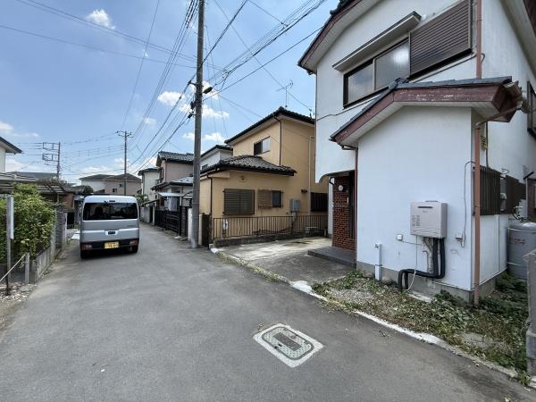 飯能市原町　中古戸建の前面道路含む現地写真画像
