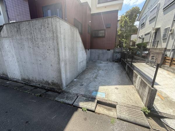 八王子市丸山町　中古戸建の駐車場画像