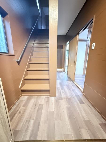 八王子市石川町 中古戸建の玄関画像