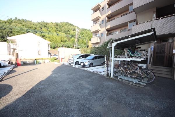 グリーンコーポ多摩ニュータウン南大沢の駐車場画像