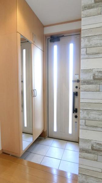 旭町一丁目戸建の玄関画像