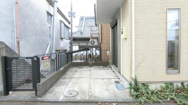 旭町一丁目戸建の駐車場画像