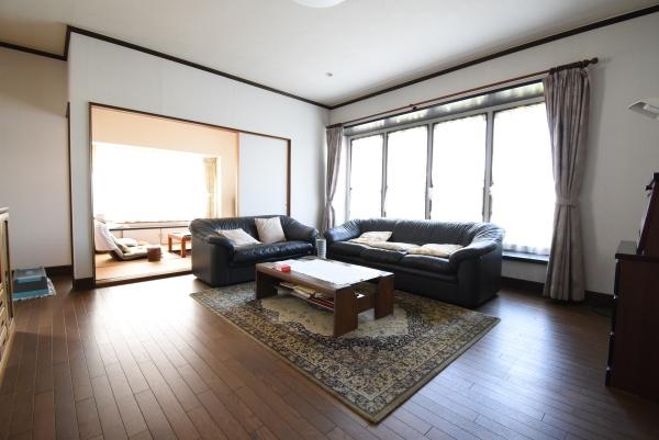 浜松市中央区高丘北3丁目　中古住宅　７ＬＤＫのリビング画像
