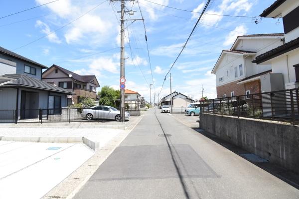 浜松市中央区三方原町築浅住宅4873万の前面道路含む現地写真画像