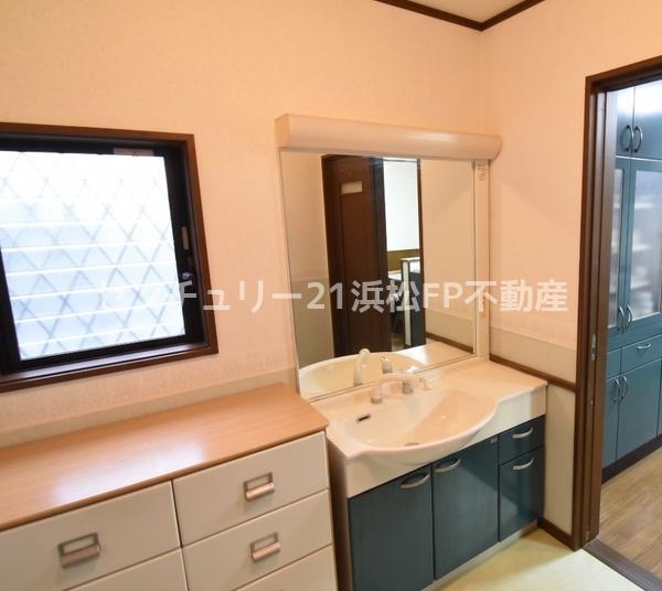 浜松市中央区高塚町中古住宅4SLDK2200万の洗面台・洗面所画像