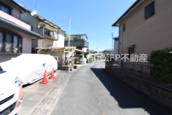 浜松市中央区高塚町中古住宅4SLDK2200万の前面道路含む現地写真画像