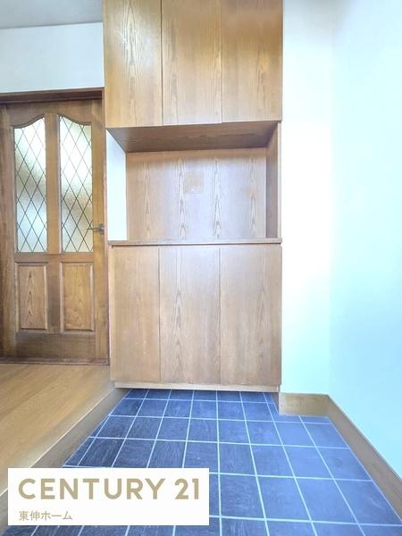 2F:玄関、大容量のシューズボックス付き 2F:玄関、大容量のシューズボックス付き