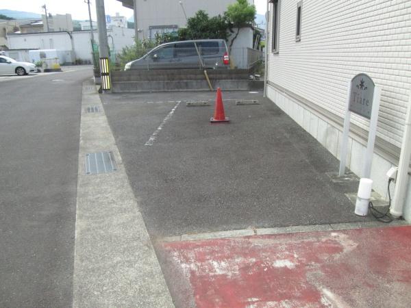 南足柄市飯沢のアパートの駐車場画像
