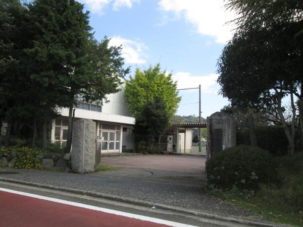 小田原市国府津１丁目のアパートの中学校画像