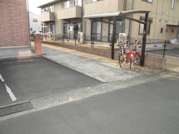 リヴェール中曽根Ｃの駐車場画像