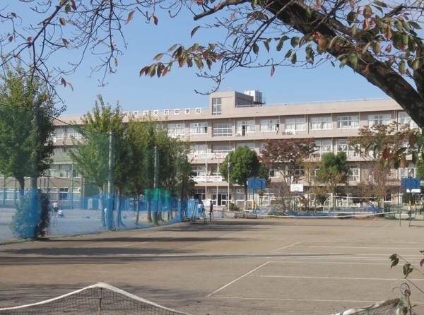 上尾市浅間台１丁目のアパート　中学校