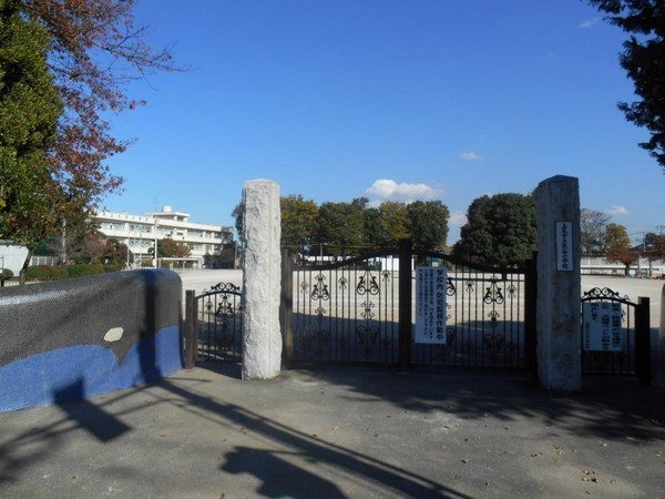 上尾市小泉7丁目の貸家の小学校画像