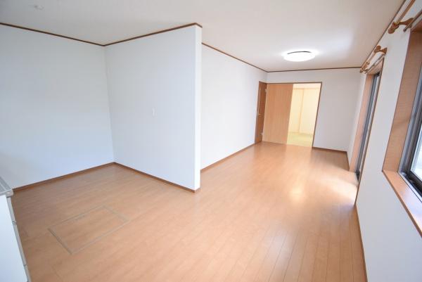 鴻巣市緑町戸建のリビング画像