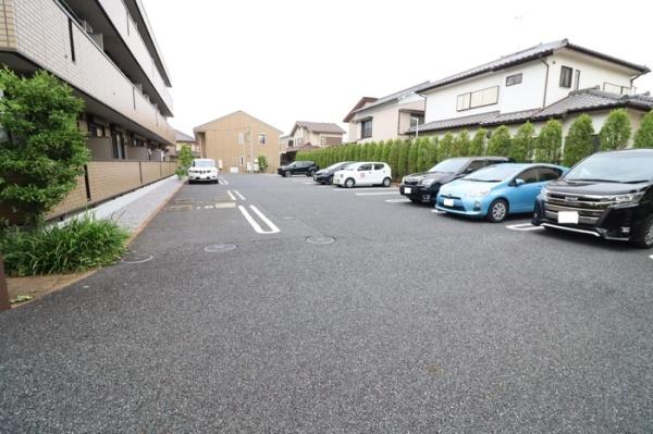 ロイヤルガーデンの駐車場画像