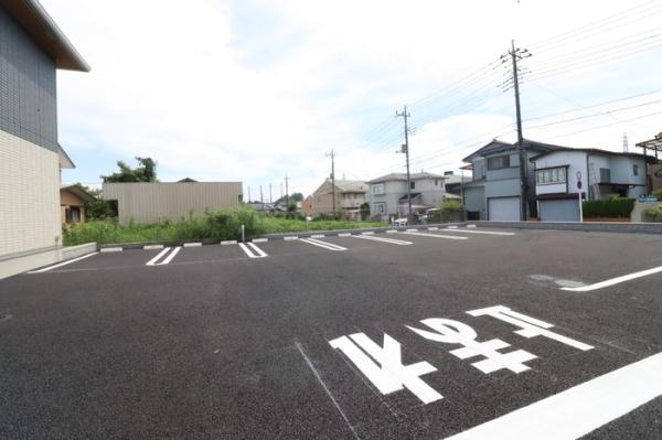 ファミーユ　Ｔの駐車場画像
