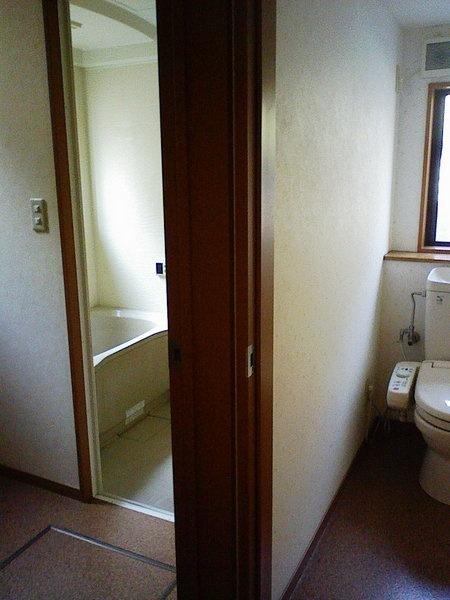 上尾市愛宕戸建て貸家のバス画像