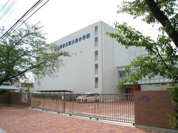 上尾市柏座戸建の小学校画像