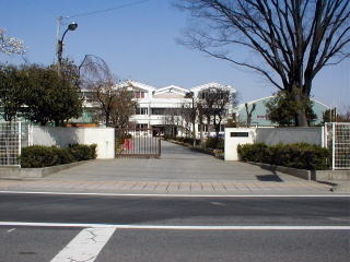 桶川市南戸建の中学校画像