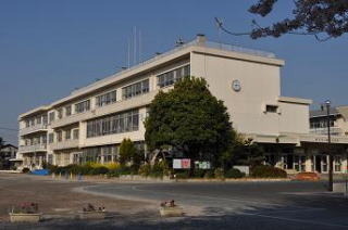 桶川市南戸建の小学校画像