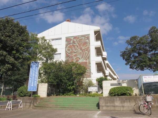 上尾市井戸木の小学校画像