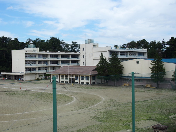 泉区東黒松Ⅰ期２号棟の中学校画像